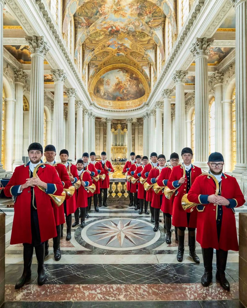Les sonneurs dans la chapelle royale du château de Versailles, sous la voûte peinte