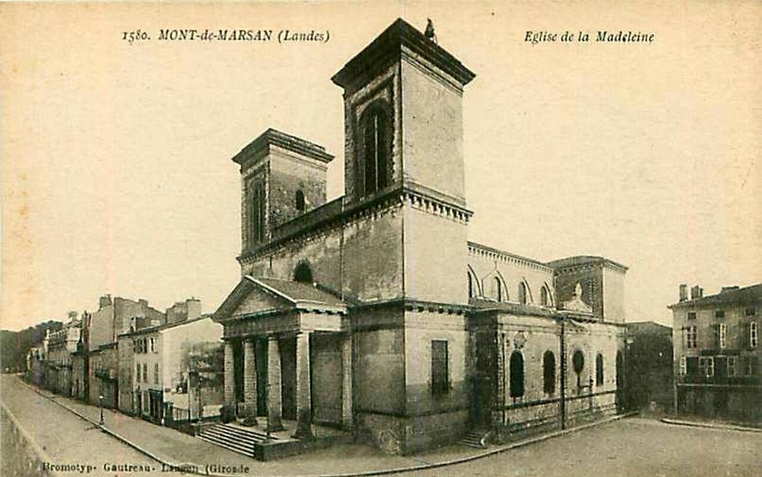 Carte postale ancienne montrant l'église de la Madeleine et la rue qui la borde, au début du XXe siècle