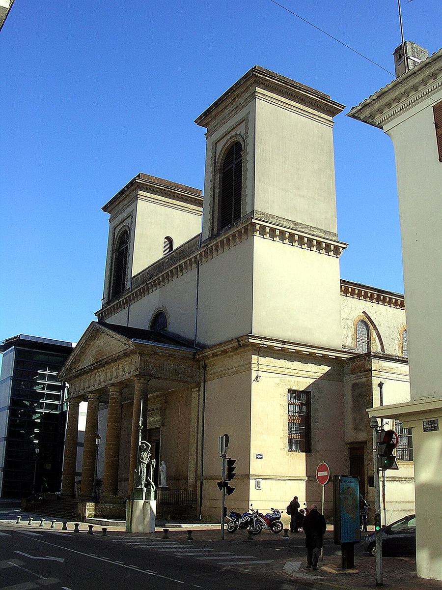 La façade de l'église de la Madeleine, son portique à colonnes et ses deux tours, vue depuis la rue Victor-Hugo